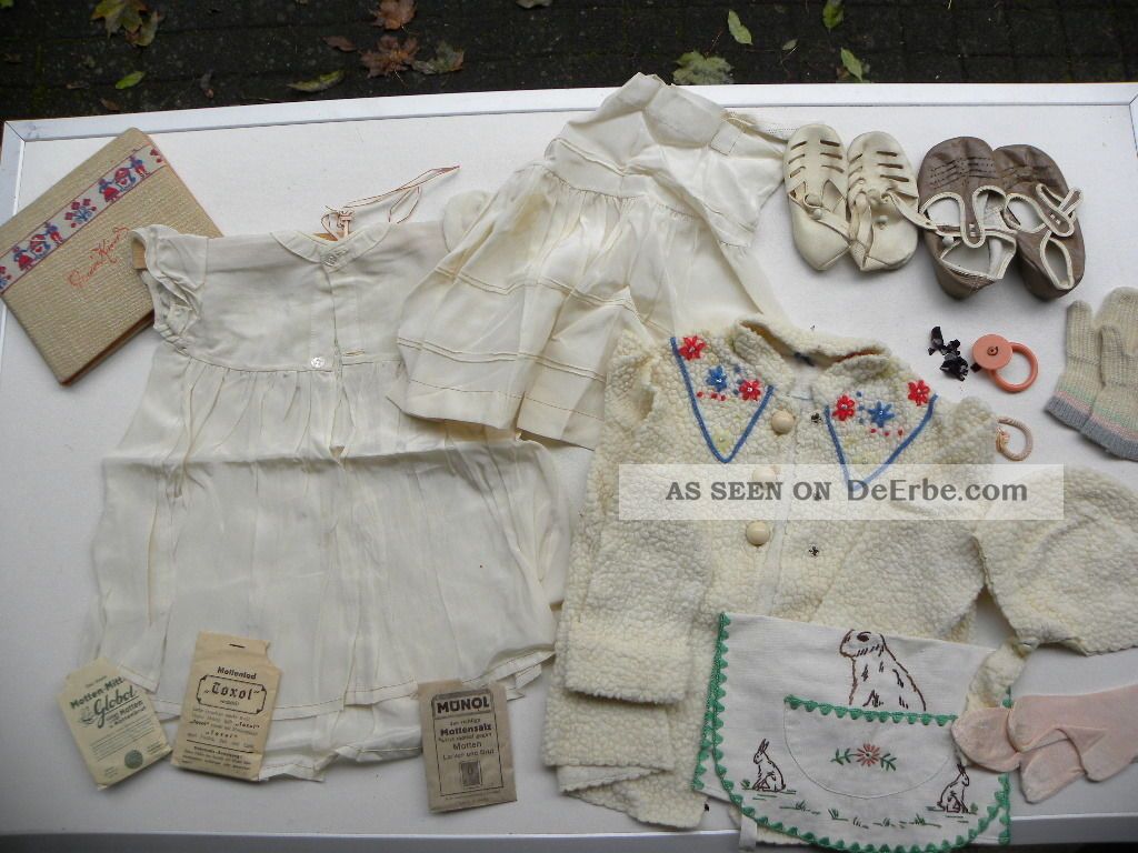 Originale Baby Ausstattung 1939 2 Paar Schuhe Kleid Jacke Handschuhe Mütze Latz Kleidung Bild