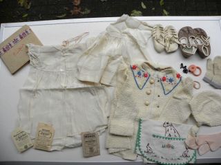 Originale Baby Ausstattung 1939 2 Paar Schuhe Kleid Jacke Handschuhe Mütze Latz Bild