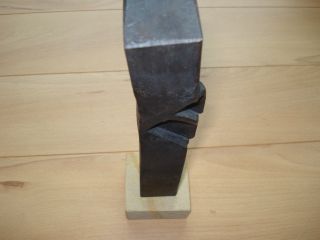 Skulptur Aus Eisen Mit Sandsteinsockel Bild