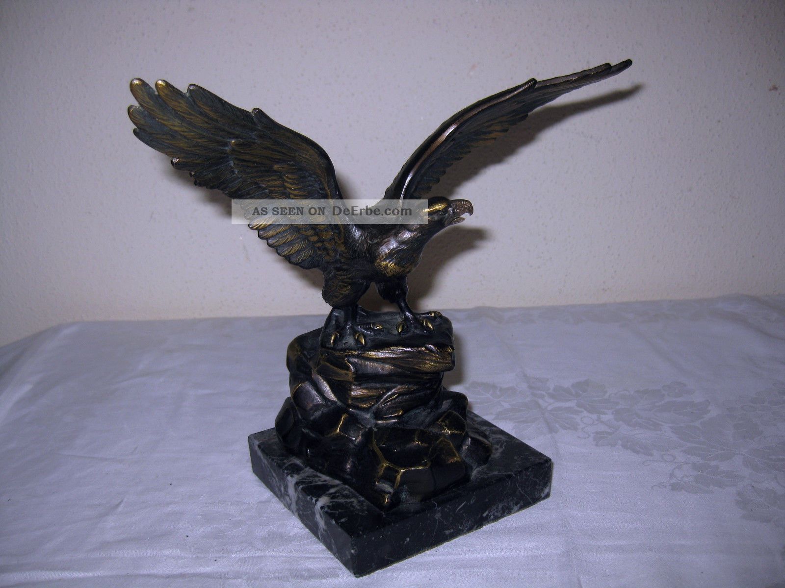Nachlass,  Alter Großer Bronze Adler Mit Ausgebreiteten Schwingen Auf Felsen Bronze Bild