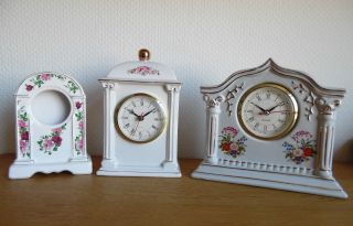 3 Porzellan Uhren In Konvolut / 2 Uhrenlaufwerke / 1 Uhrengehäuse / Blumendekore Bild
