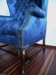 Wunderschöner Chesterfield Sessel Royal Blau Mahagoni Mit Nieten Stilmöbel nach 1945 Bild 4