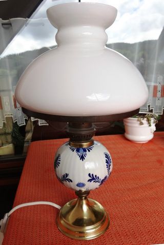 Schöne Alte Petroleumlampe Tischlampe Zwiebelmuster Keramik Glas Messing Topzust Bild