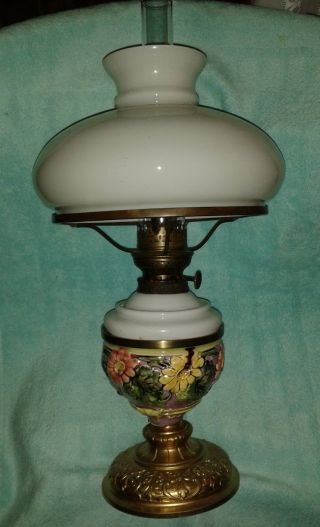 Petroleumlampe Mit Majolika U.  Vergoldetem Fuß,  Sowie Weißem Schirm/ 1900 Bild