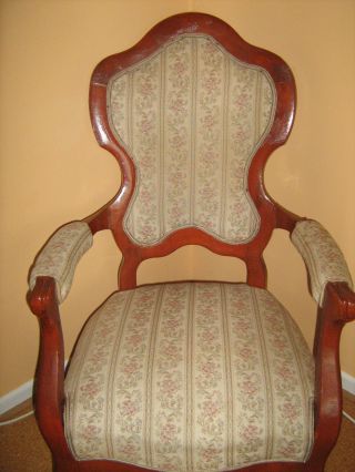 Alter Sessel,  Restaurierungsbedürftig Bild