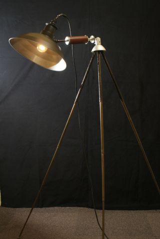 Tripod - Lampe - Stehlampe,  Stativlampe,  Anstrahler,  Im Bauhausstil Bild