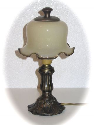 Eine Alte Messing Tischlampe Mit Glasschirm Mit Verzierungen Bild