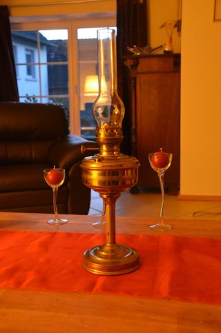 Sehr Schöne Sehr Große Antike Öllampe/petroleumlampe Messing 60 Cm Hoch Bild