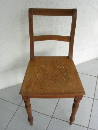 1 Alter,  Antiker Holz Stuhl Mit Lochmuster Im Sitz. Bild