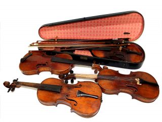 Vier StÜck Antike Geigen,  Vier BÖgen,  Ein Holz - Geigen - Koffer Bild