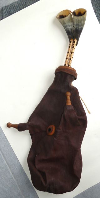 Dudelsack,  Flöte?? Aus Leder,  Holz,  Horn,  Instrument??? Wofür Bild