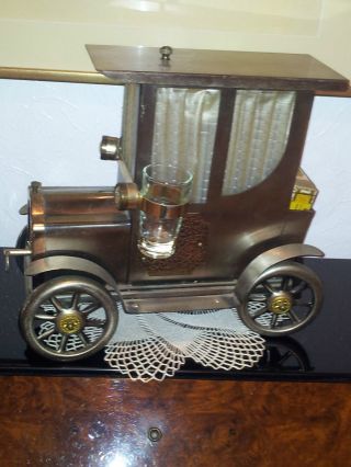 Spieluhr Mit Eingebauter Bar In Einem Oldtimer Auto Bild