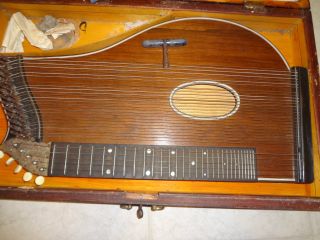 Antike Zither Mit Holzkoffer Und Noten Bild