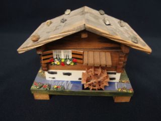 St St 40) Spieluhr Spieldose Holzhaus Bauernhaus Am Bach Mit Wasserrad Bild