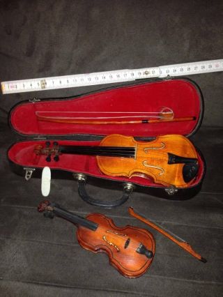 2x Miniatur Dekogeige Violine 23cm Holz Bogen Koffer Puppenstube Musikinstrument Bild