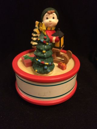 Spieluhr - Junge Auf Schlitten Mit Weihnachtsbaum Bild