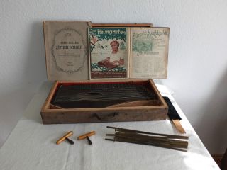 Uralte Antike Zither Aus Den 1920er Jahren,  3 Hefte,  Holzkasten,  Dekoration Bild