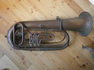 Große Tuba Mit 3 Ventilen Alt Blasinstrument Antik Metall Trompete Posaune Bild