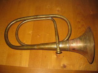 Alte Trompete,  Horn,  Flügelhorn Jagdhorn,  Fanfare,  Naturtrompete Messing,  Kupfer. Bild