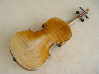 Antike Geige Mit Geflammten Boden,  Mit Geigenkasten Aus Holz Bild