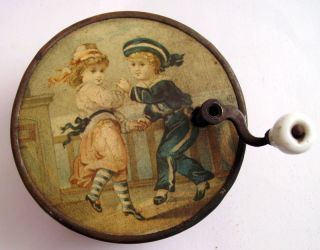 Alte Spieldose Spieluhr Kinderreigen Lithographie Porzellangriff Um 1900 Bild