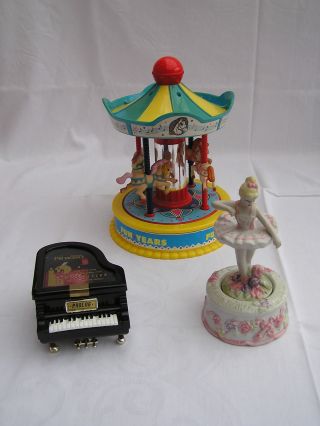 3 Alte Spieluhren - Spieldosen - Pferdekarussell - Piano - Tänzerin - Redbox Bild