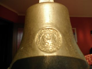 Alte Glocke Datiert 1824 Mit Kette Und Einem Anker Zur Aufhängung Bild
