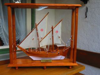Für Liebhaber: Schönes,  Geschütztes Holzschiff Im Plexiglaskasten Bild