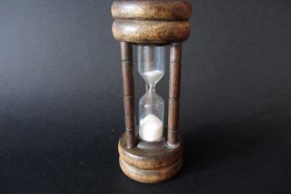 Sanduhr Holz Glas Mit 3 Säulen Laufzeit 3 Min Glasenuhr Eier Uhr Alte Stundenuhr Bild