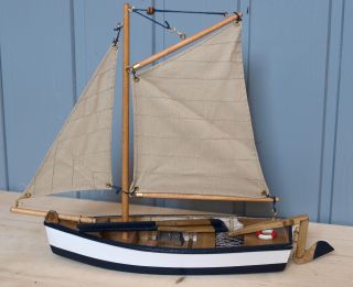 Deko Fischerboot / Segelboot Aus Holz Mit Segel Ca.  28 X 22cm (5138) Bild