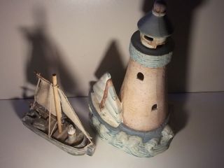 Maritime Deko Artikel Leuchtturm Und Kleines Keramik Schiff Bild