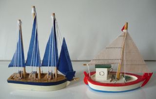 2 Kleine Schiffsmodelle,  Maritime Dekoration,  Holz Handbemalt,  Je Ca.  13 Cm Lang Bild