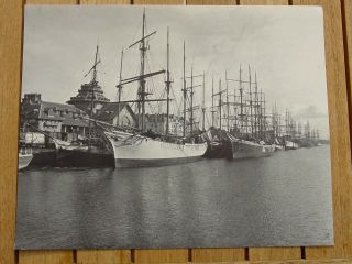 Großes Sw - Foto Neufundlandfischer Im Hafen Von St.  Malo Bild