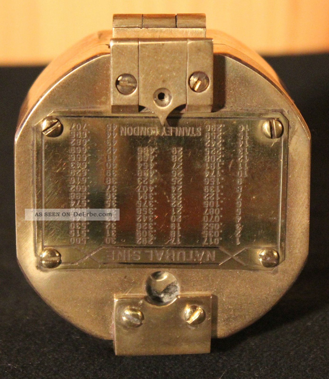 Antiker See-Messing-polierter gekopfter Kompass auf hölzernem Basis-Weinlese 