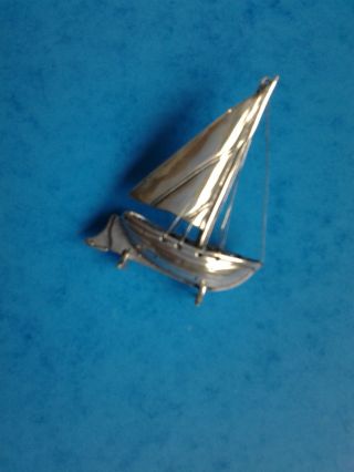 Silberfigur Seegelboot Bild