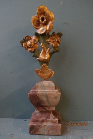 Altarvase Mit Blumen,  Geschnitzte Vase Mit Blumen,  Barocke Blumenvase Um 1800 Bild