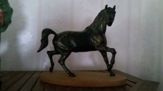 Pferd Auf Holzplatte Kupfer - Messing - Lrierung Bild