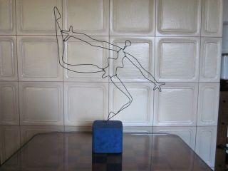 Ren Rong Draht - Skulptur Auf Holzsockel Datiert Und Signiert / H=ca.  40 Cm Unikat Bild