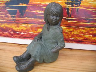 Skulptur,  Geert Kunen,  Sitzendes Mädchen,  Handarbeit,  Höhe Ca.  19 Cm Bild