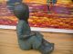Skulptur,  Geert Kunen,  Sitzendes Mädchen,  Handarbeit,  Höhe Ca.  19 Cm 1950-1999 Bild 4