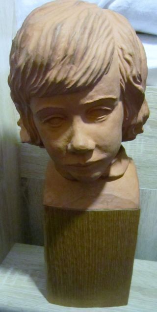 Keramikskulptur Eines Jungen Auf Einem Holz Sockel Monogrammiert Kwy Um 1960 Bild