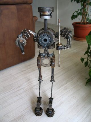 Roboter Skulptur Aus Motorenteilen 64,  5 Cm Hoch,  Kunst Für Echte Petrol - Heads Bild