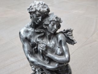Romantisches Paar Auf Sockel - Figur Skulptur Bild