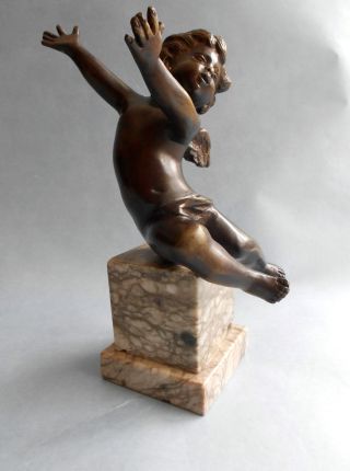 Bronze Putto Engel Amor Auf Marmor Marmorsockel Bild