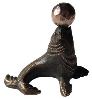 Bronzeplastik Seehund Seerobbe Im Ballspiel Sculpture Seal In The Ball Game Bild