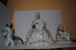 3 Porzellanfiguren Rokkokodame,  Pärchen,  Hund Bild
