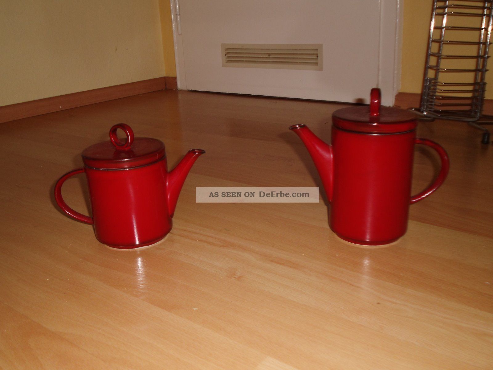 Zwei Rote 60ziger Jahre Kaffeekannen Bzw.  Teekannen Nach Stil & Epoche Bild