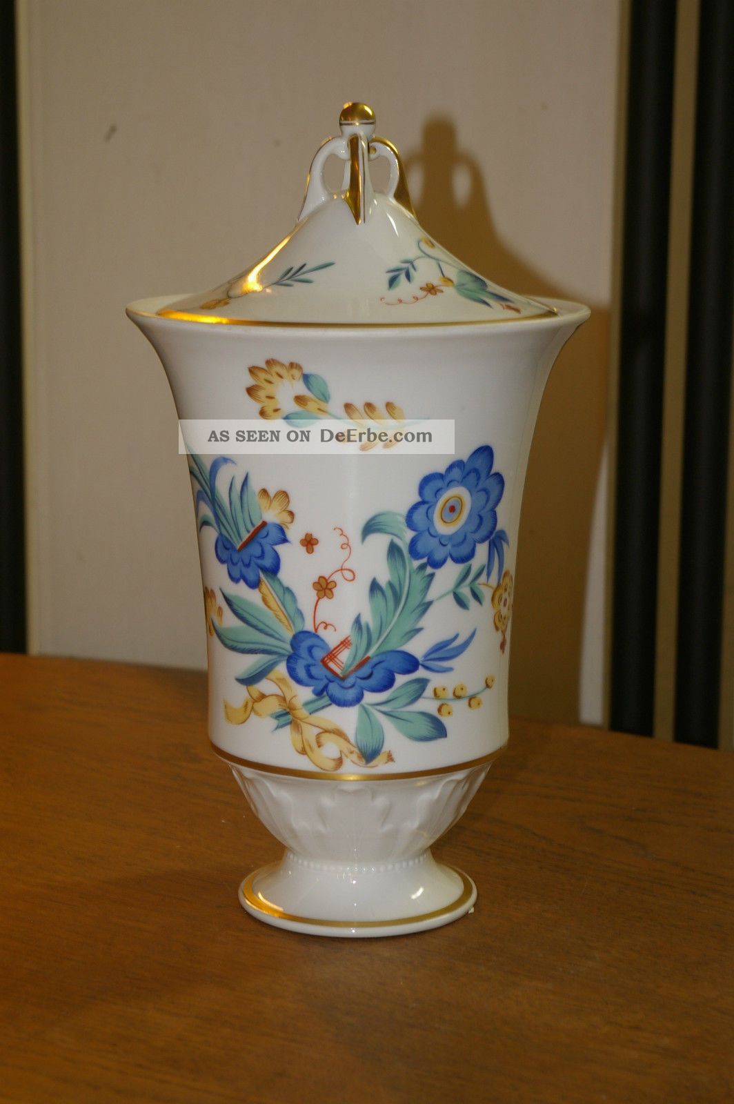 Verspielte Deckelvase Mit Buntem Floralmuster,  Porzellan,  Made In Germany Nach Form & Funktion Bild