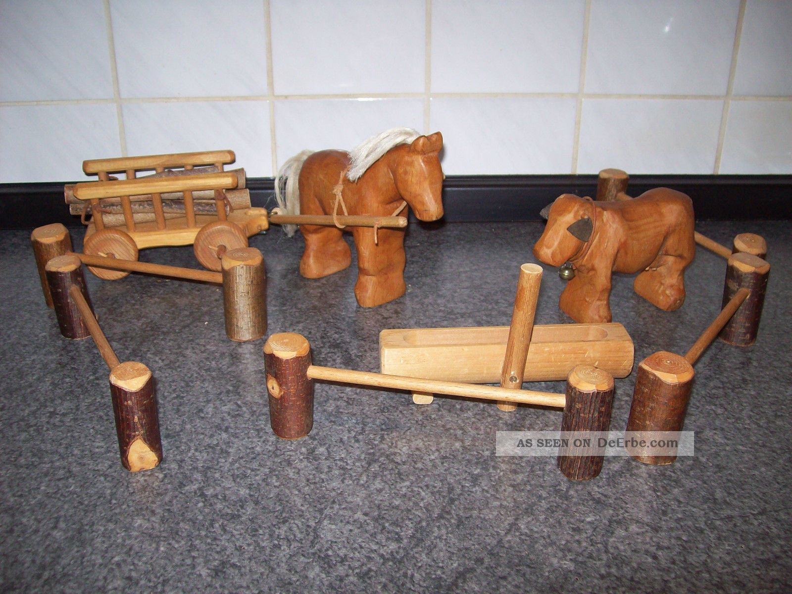 Holzspielzeug Bauernhof Pferd Kuh Wagen Zäune Tränke Objekte nach 1945 Bild