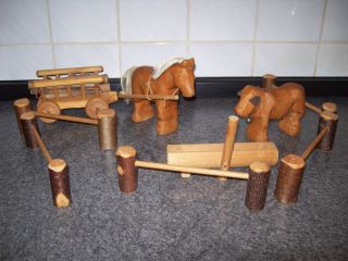 Holzspielzeug Bauernhof Pferd Kuh Wagen Zäune Tränke Bild